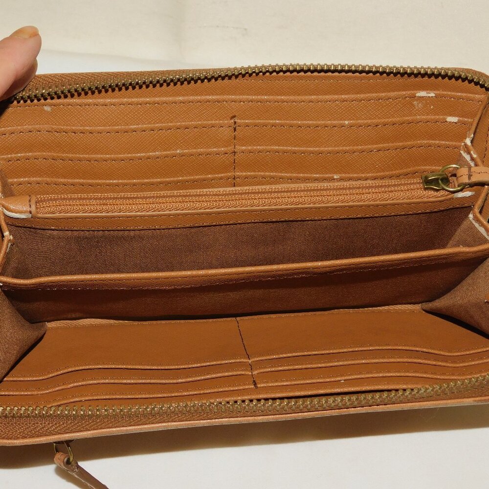 Fossil Wristlet Wallet & Keychain - Picture 5 of 8